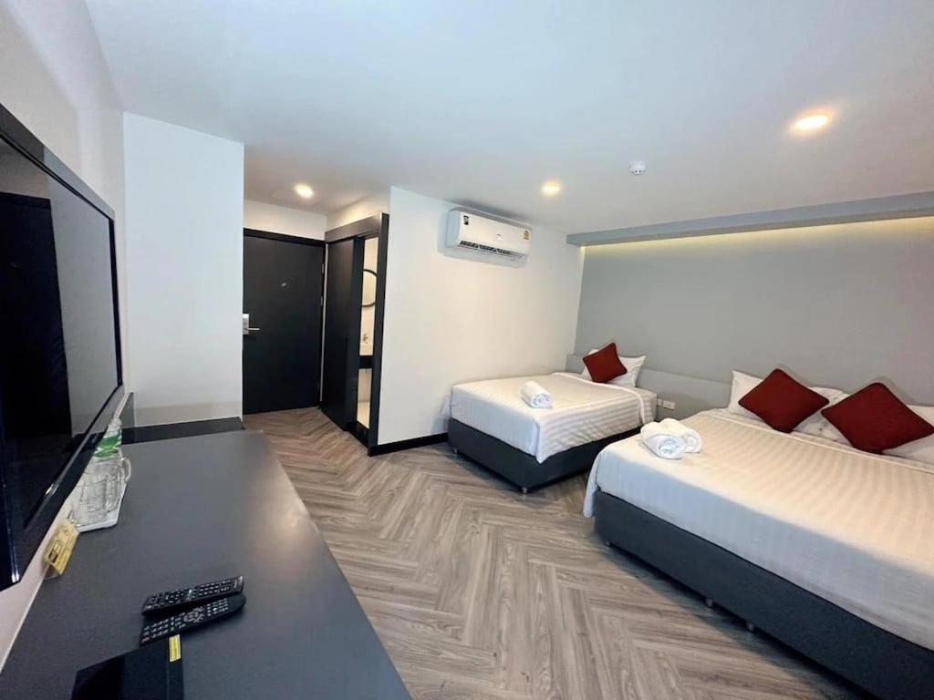 14 Sathorn Hotel No-Parking Bangkok Bagian luar foto
