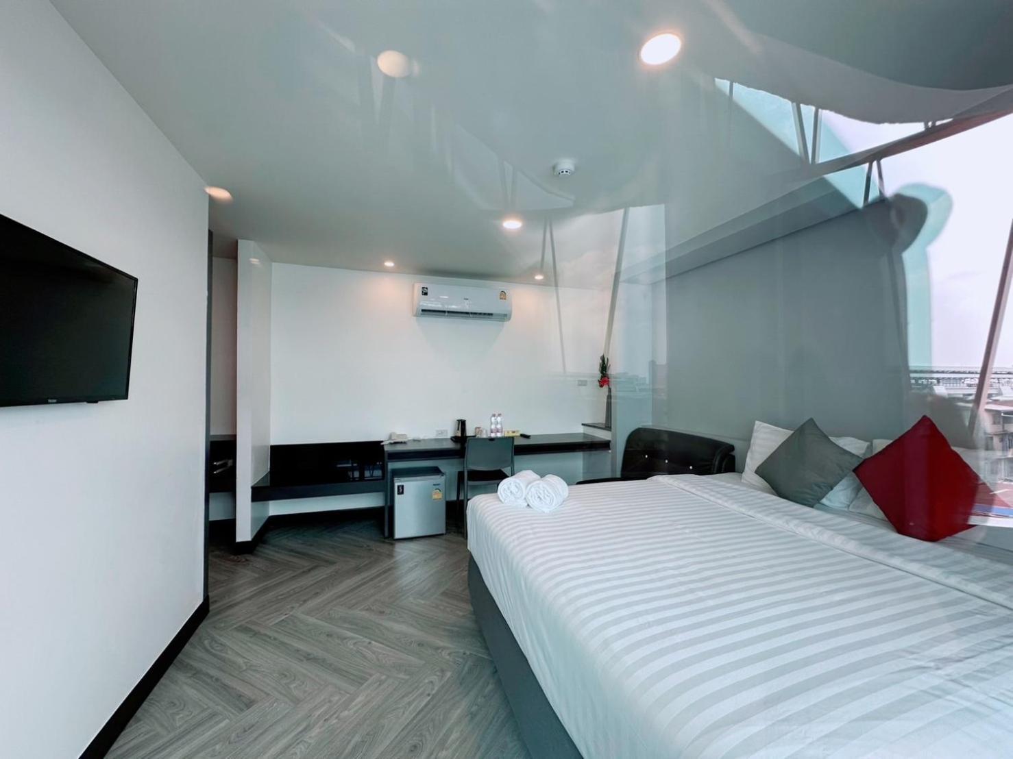 14 Sathorn Hotel No-Parking Bangkok Bagian luar foto