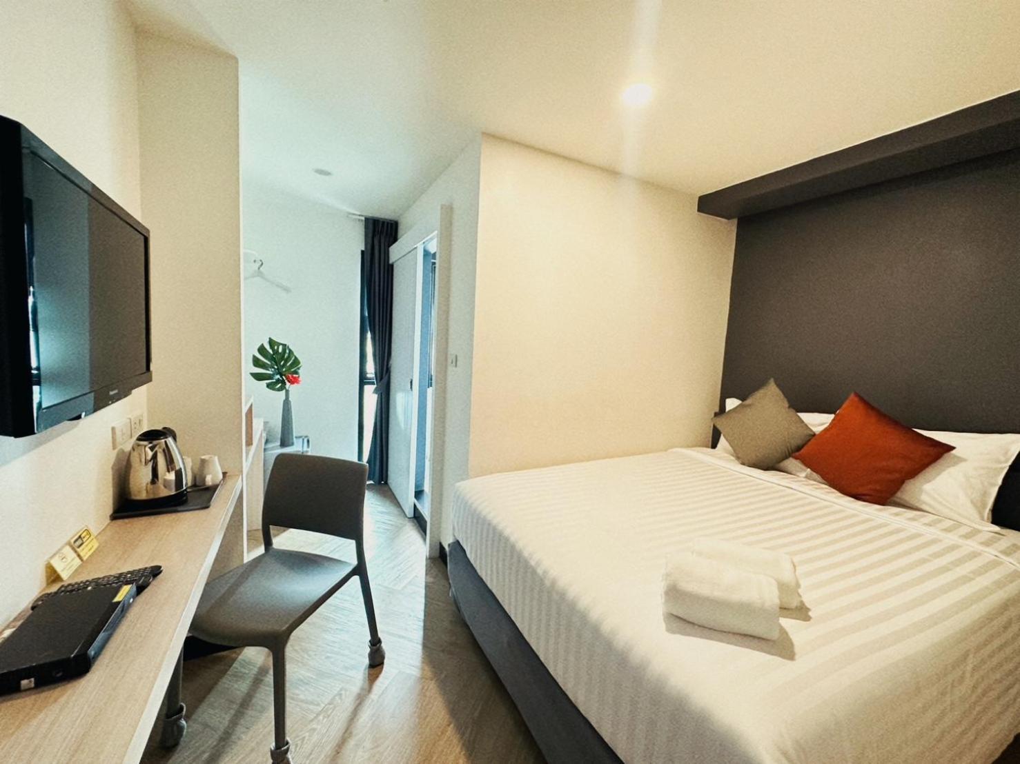14 Sathorn Hotel No-Parking Bangkok Bagian luar foto