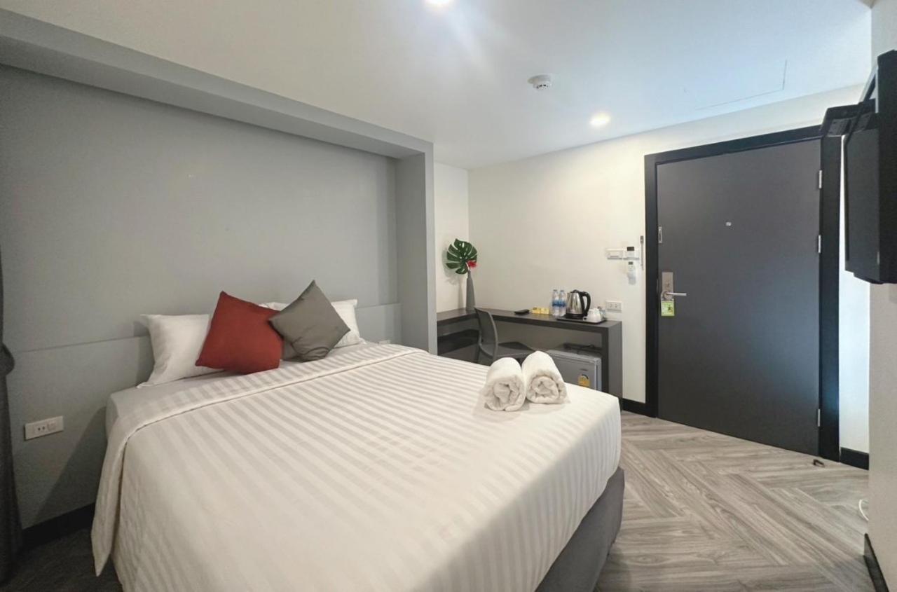 14 Sathorn Hotel No-Parking Bangkok Bagian luar foto