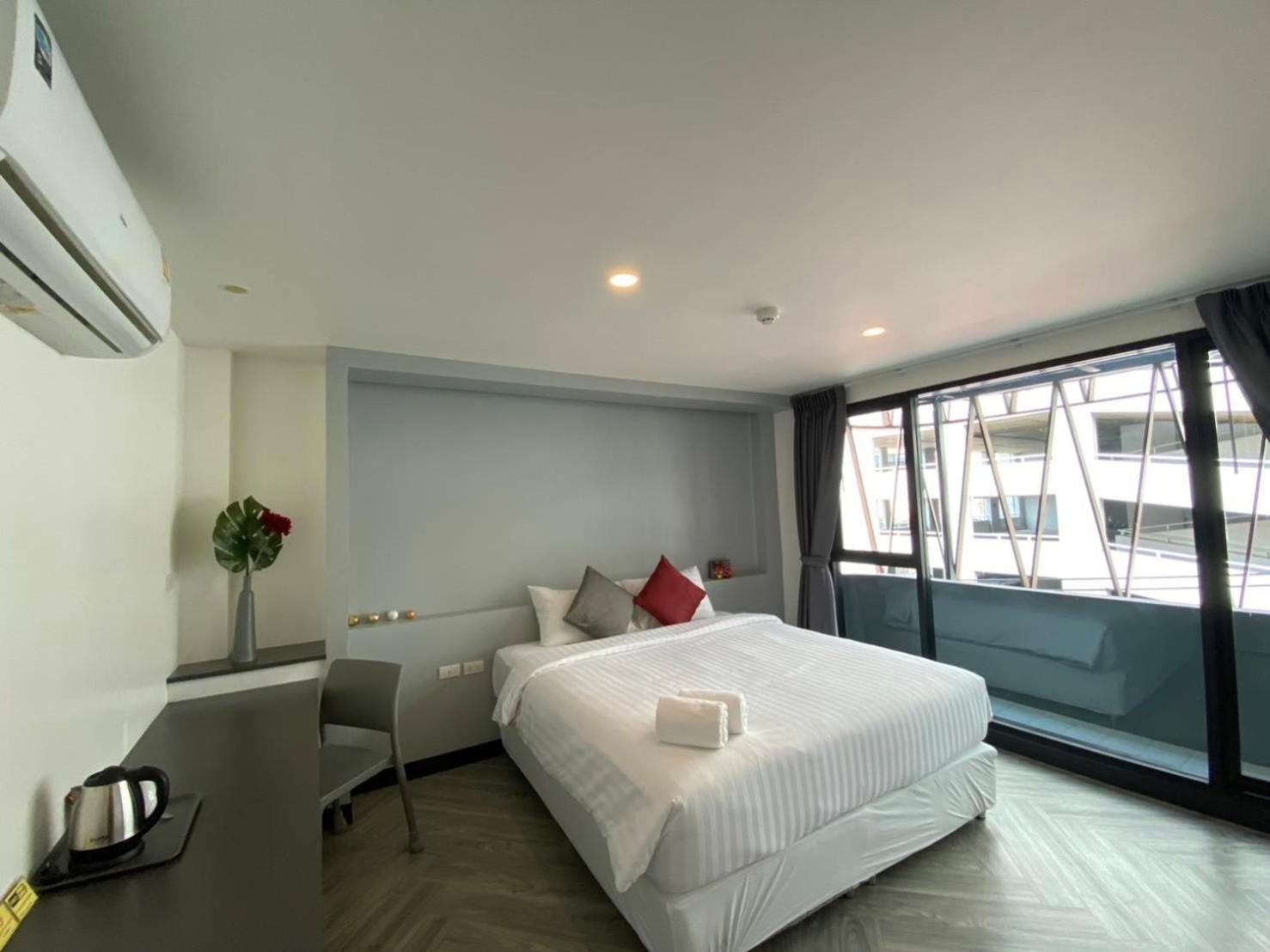 14 Sathorn Hotel No-Parking Bangkok Bagian luar foto