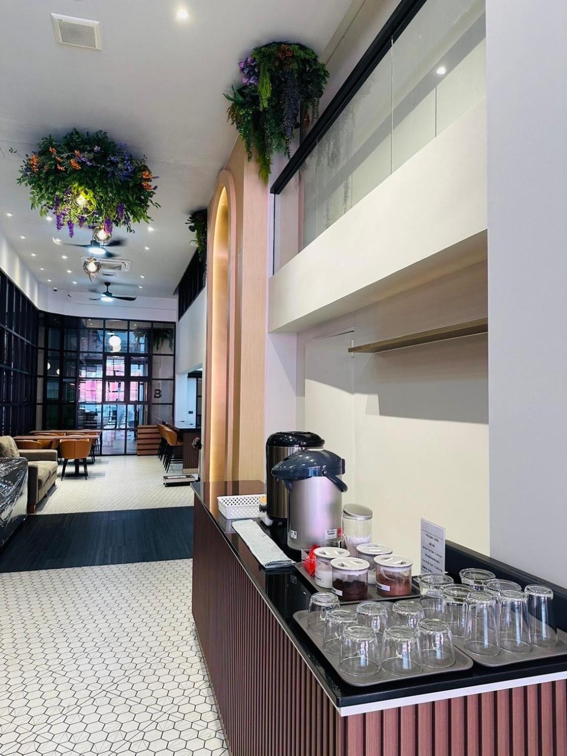 14 Sathorn Hotel No-Parking Bangkok Bagian luar foto