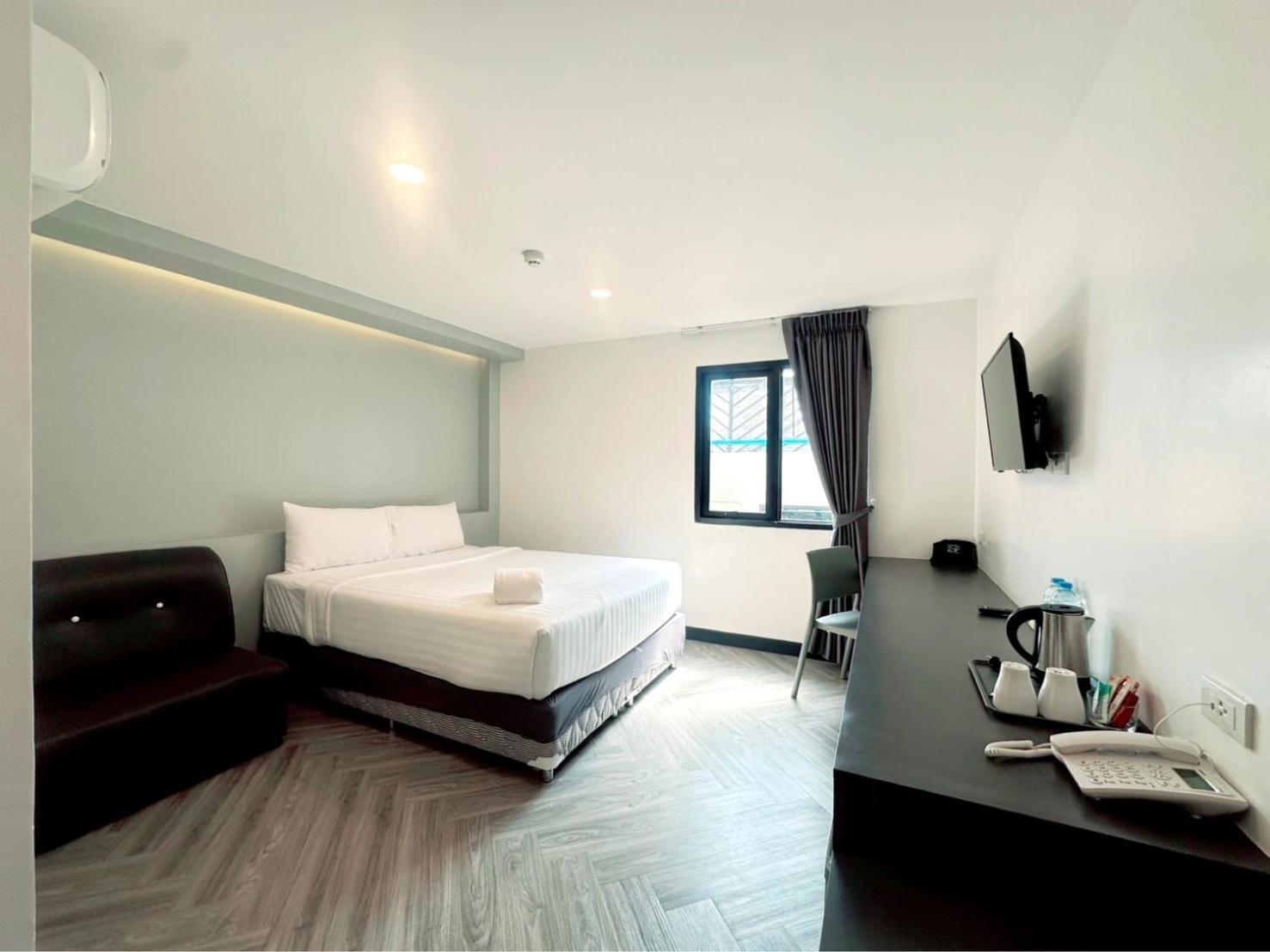 14 Sathorn Hotel No-Parking Bangkok Bagian luar foto
