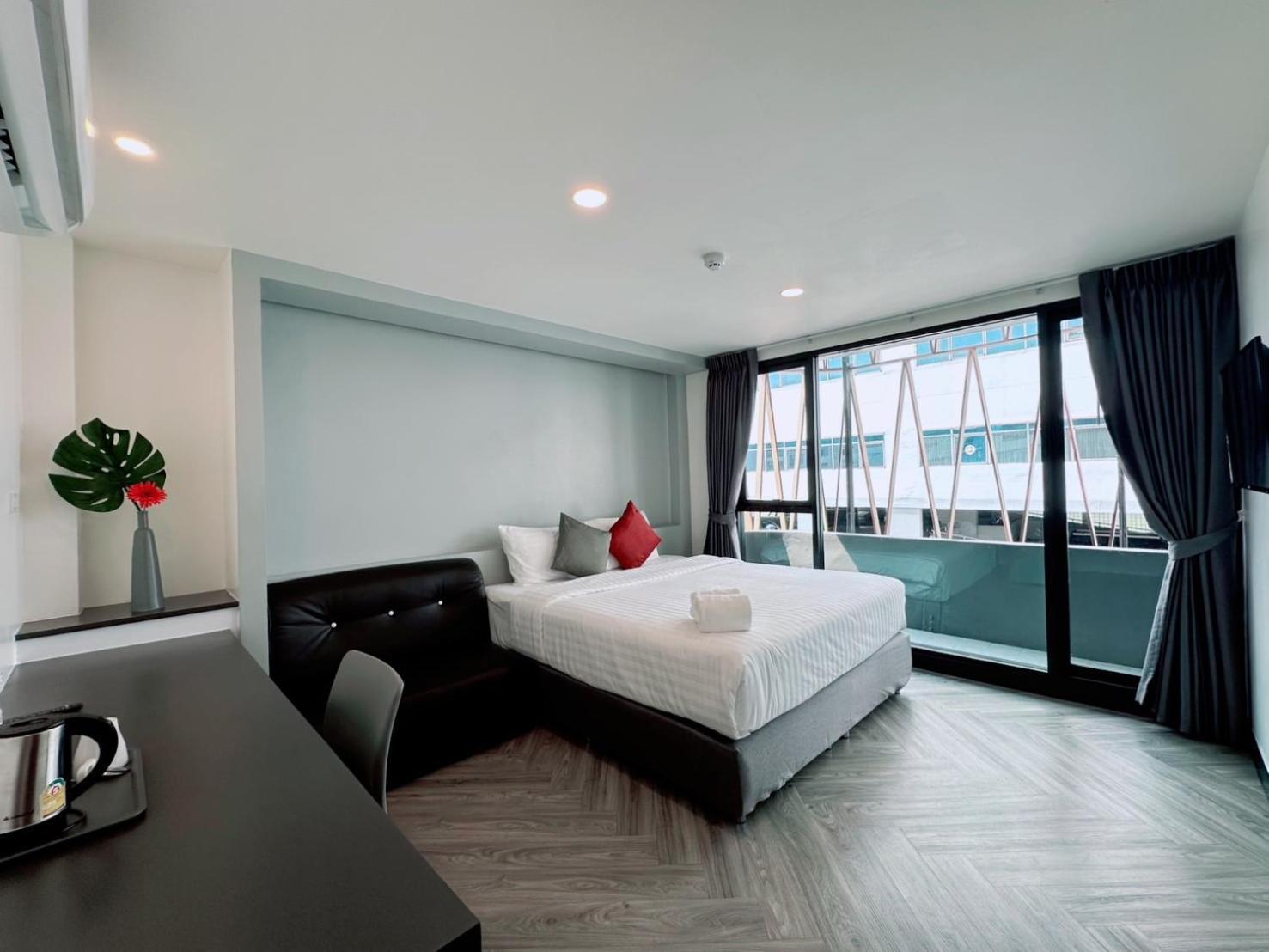 14 Sathorn Hotel No-Parking Bangkok Bagian luar foto