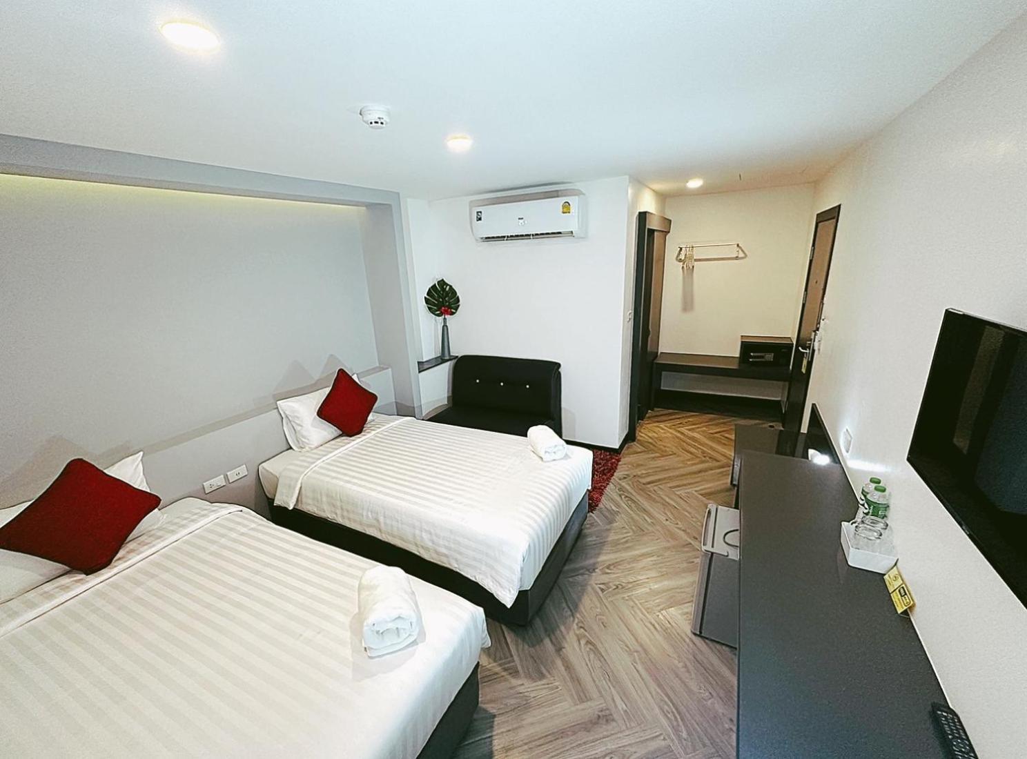 14 Sathorn Hotel No-Parking Bangkok Bagian luar foto