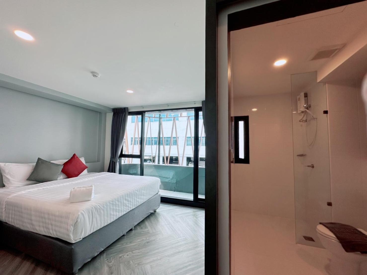 14 Sathorn Hotel No-Parking Bangkok Bagian luar foto
