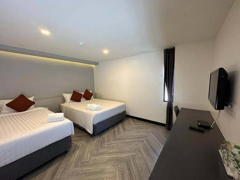 14 Sathorn Hotel No-Parking Bangkok Bagian luar foto