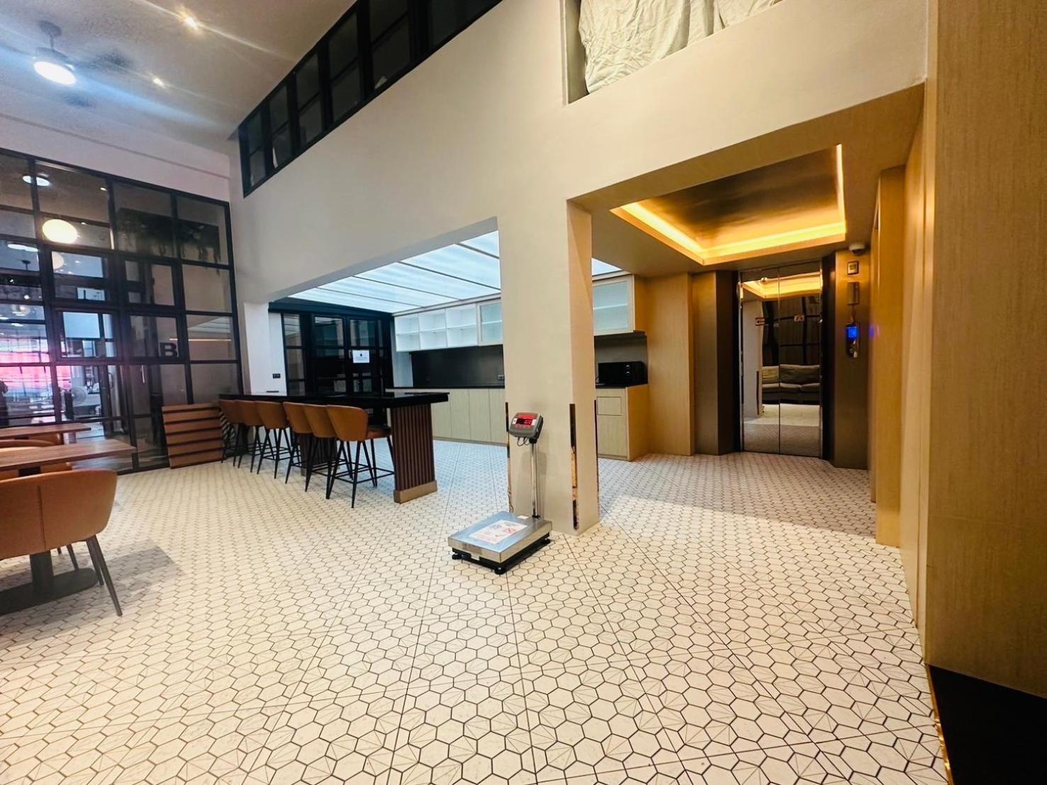 14 Sathorn Hotel No-Parking Bangkok Bagian luar foto