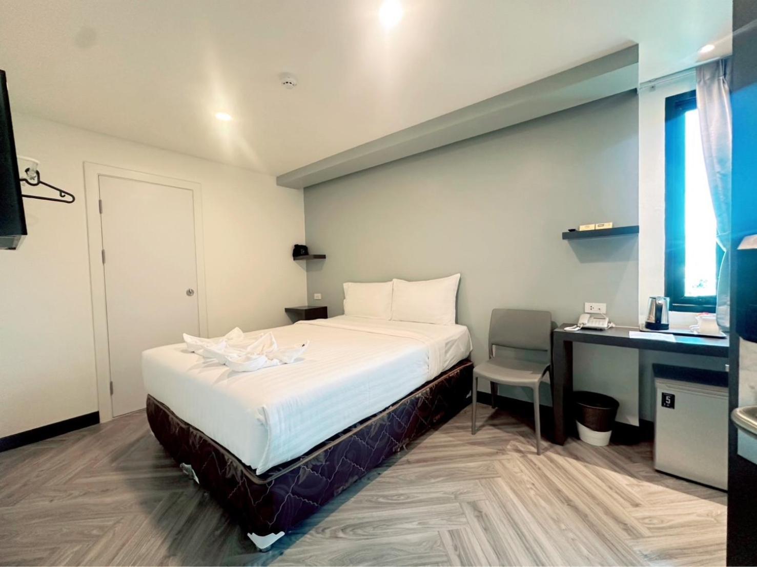 14 Sathorn Hotel No-Parking Bangkok Bagian luar foto
