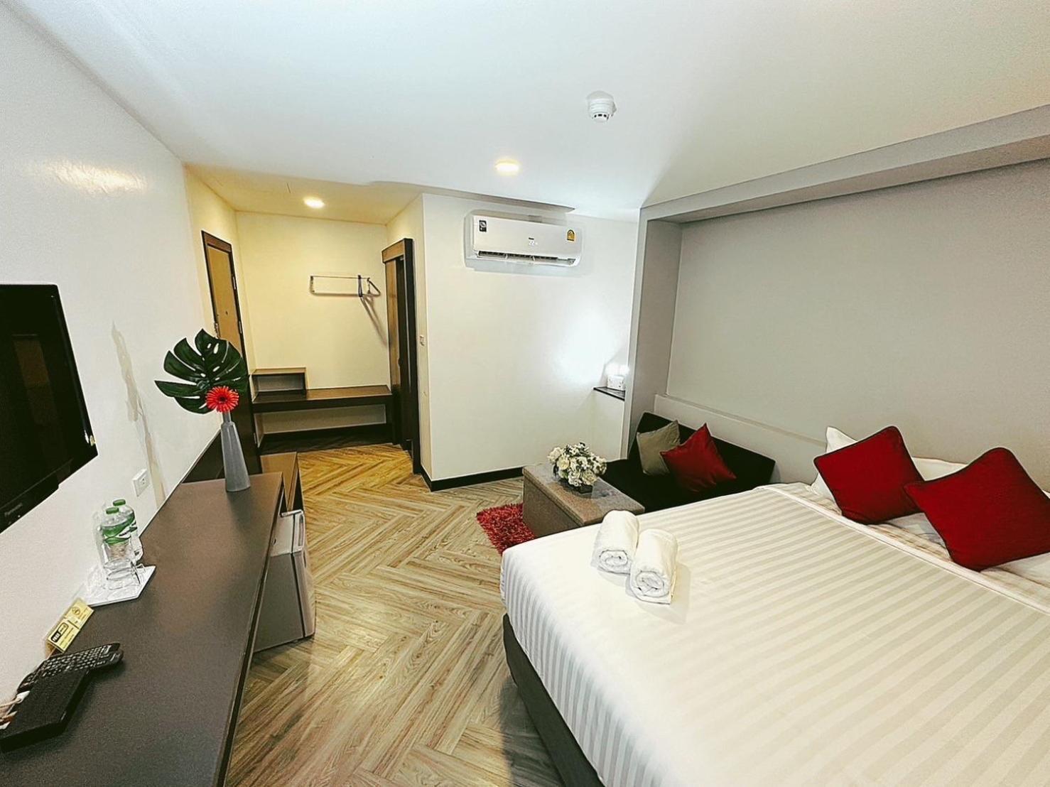 14 Sathorn Hotel No-Parking Bangkok Bagian luar foto