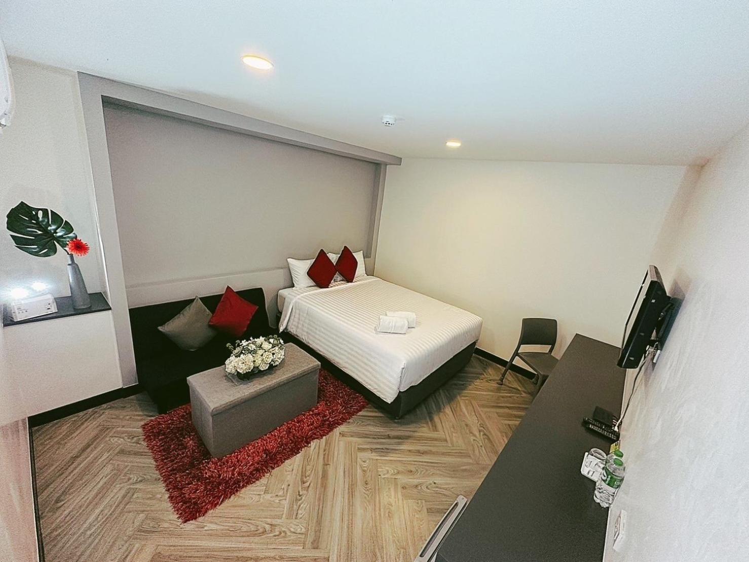 14 Sathorn Hotel No-Parking Bangkok Bagian luar foto