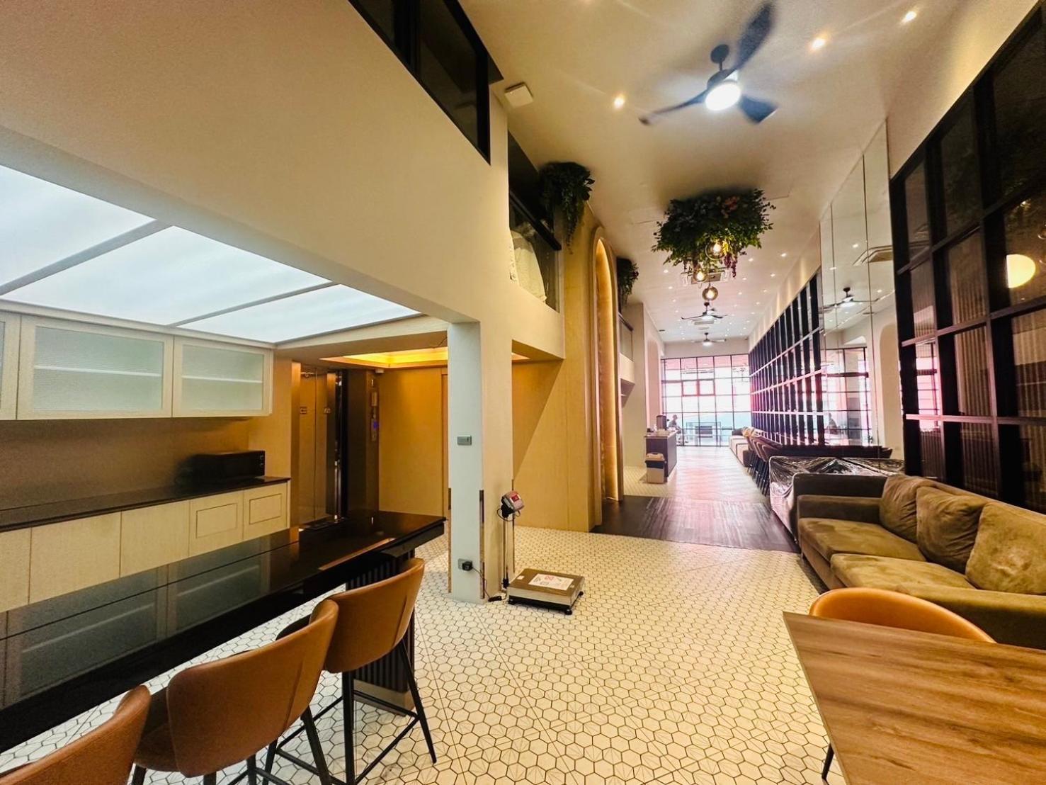 14 Sathorn Hotel No-Parking Bangkok Bagian luar foto